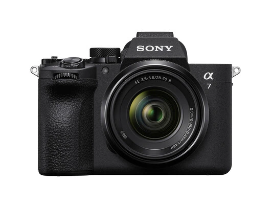 Aparat Sony A7 III z obiektywem SEL2870 II na tle krajobrazu, gotowy do użytku