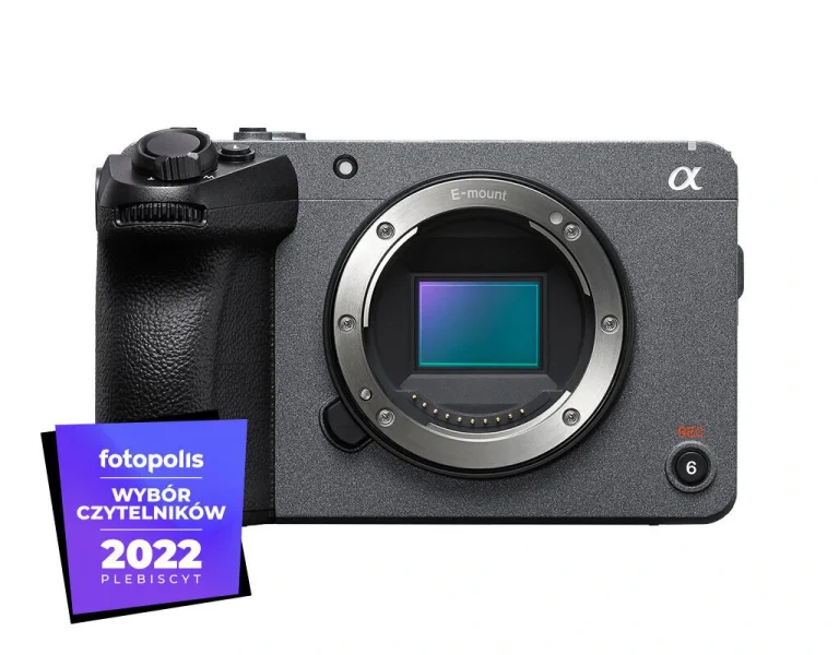 Kamera Cinema Line ILME-FX30 z uchwytem XLR w akcji, uchwycona z dynamicznym ujęciem filmowym